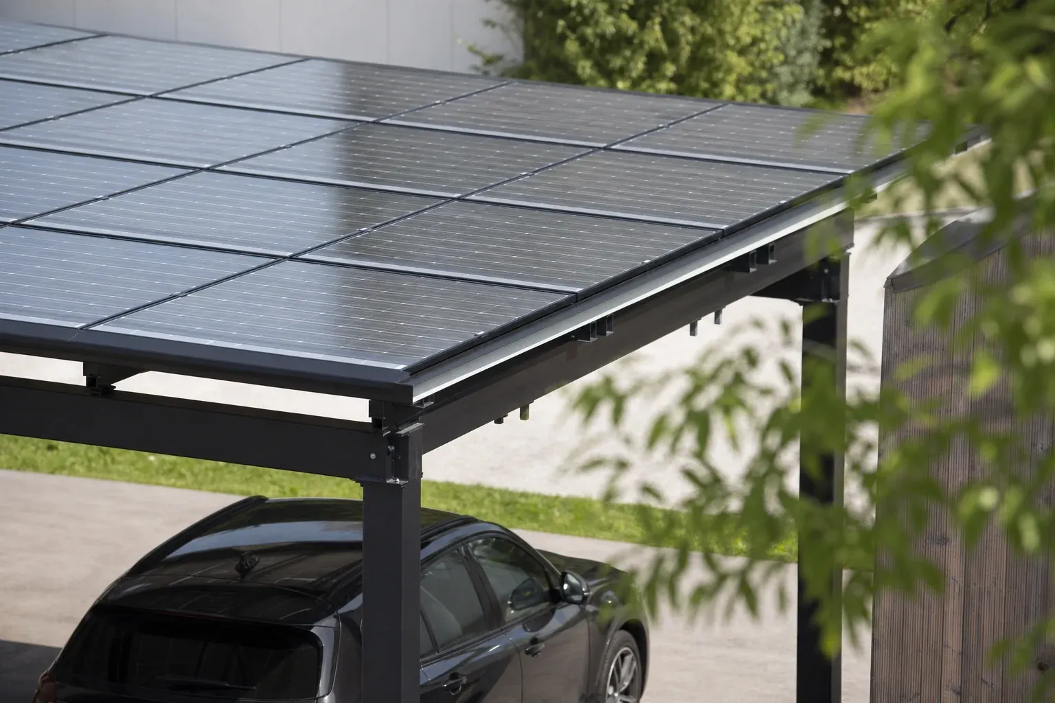 Glas-Glas-Solarmodule auf der Unterkonstruktion eines Solar Carports